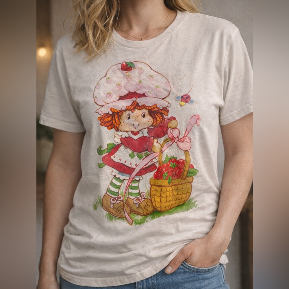 Strawberry Shortcake Graphic Tee – Size Medium 🍓